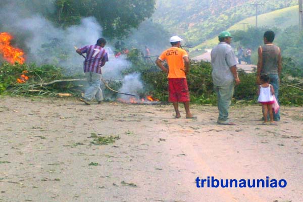 Populares interdiram AL-205 em Santana do Mundaú reinvidicando conclusão e entrega das casas populares