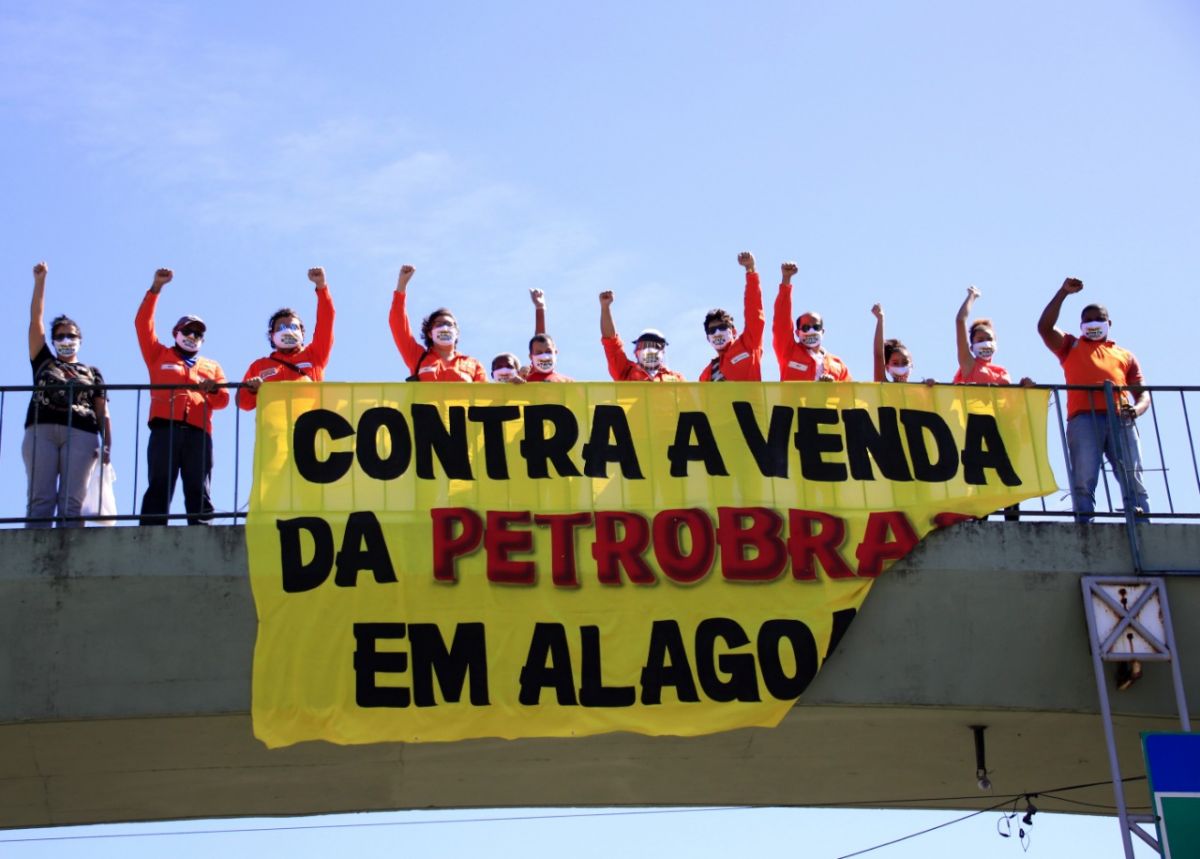 Petroleiros se manifestam contra venda de campos petrolíferos localizados em Alagoas