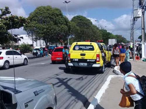 Com visitas suspensas, familiares de detentos interditaram BR-104 e acesso ao presídio do Agreste