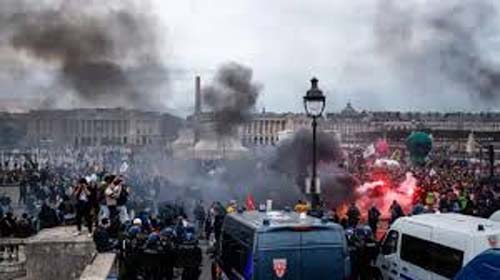 Massa de manifestantes invade as ruas francesas protestando contra ajustes econômicos