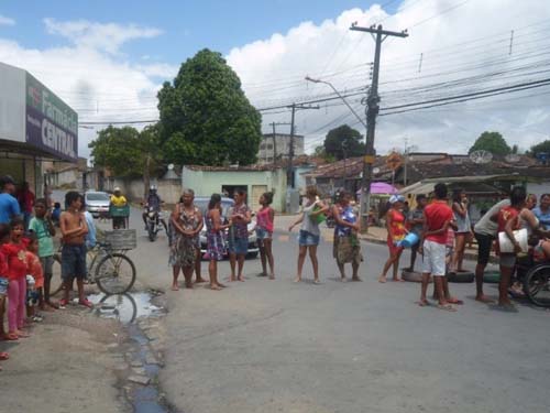 Moradores de Rio Largo protestam contra falta de água e cobram prefeito