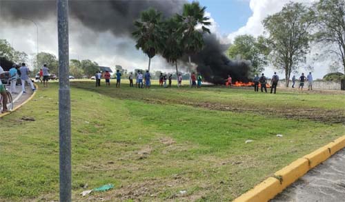 Cem demitidos que prestavam serviços no Aeroporto em Rio Largo protestam para receber direitos trabalhista em Maceió