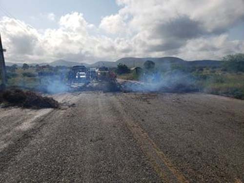 Em São José da Tapera, trabalhadores do canal do sertão realizam manifestação, demitidos estão sem comida em suas residências
