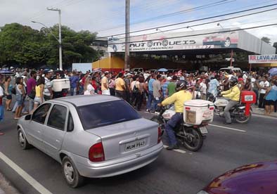 Eleitores voltam a bloquear o trânsito na Fernandes Lima