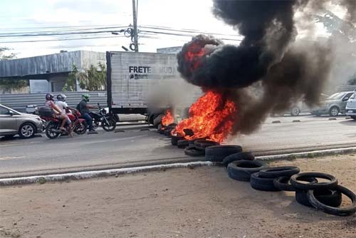 Motoristas por aplicativo iniciam protestos e fecham vias, em Maceió