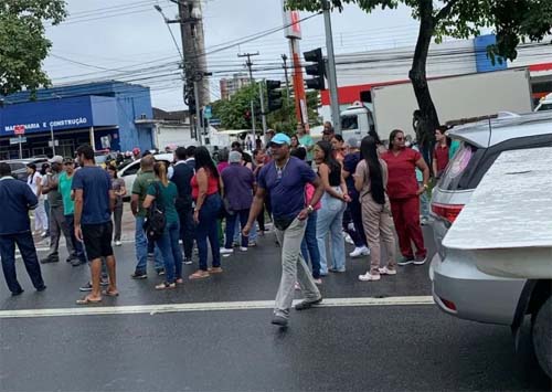 Trânsito caótico: funcionários de hospital bloqueiam Fernandes Lima em protesto