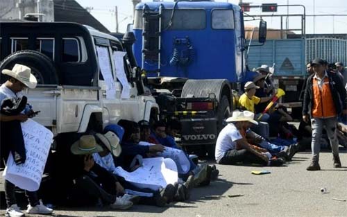 Bolívia enfrenta bloqueios por escassez de dólares, mas governo nega