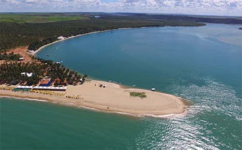 Duas pessoas ficam gravemente feridas após acidente com lancha na Praia do Gunga