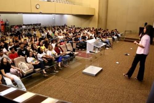 Psicóloga explica para 300 estudantes como acolher e incluir colegas com autismo