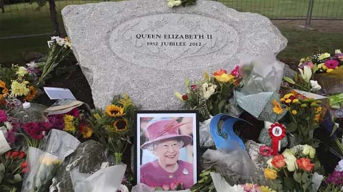 Corpo de Isabel II deixa castelo de Balmoral e a Rainha 