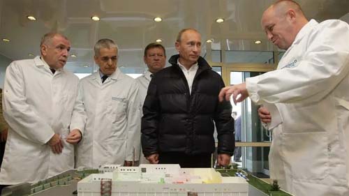 Ex-aliado aumenta o tom, ofende Putin e passa a ser visto na Rússia como uma ameaça ao regime