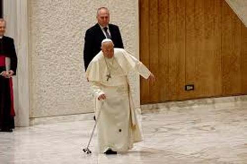 Papa Francisco tropeça após quebra de bengala durante audiência no Vaticano