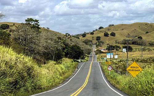Colisão entre motocicletas deixa três gravemente feridos em povoado de Viçosa