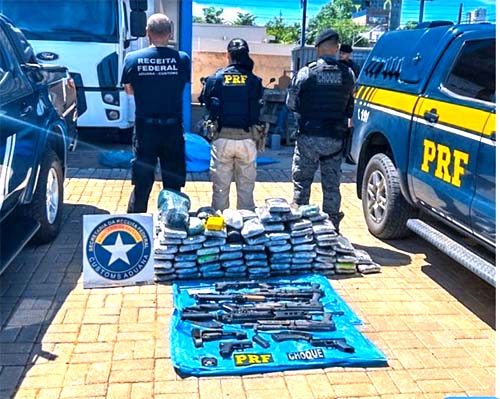 PRF descobre maconha e armamento escondidos em eletrodomésticos transportados em caminhão na BR-319
