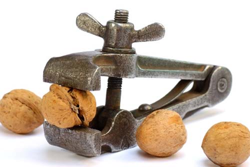 Mulher mata homem esmagando seus testículos