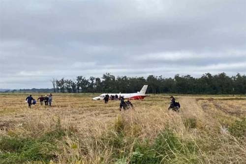 Avião de pequeno porte faz pouso forçado em Porto Alegre