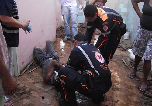 Jovem sobe em telhado para consertá-lo, cai sobre televisão e morre eletrocutado