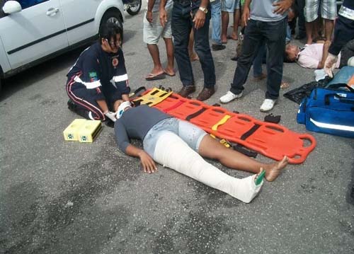 Colisão envolvendo motocicleta e automóvel deixa dois feridos em Penedo 