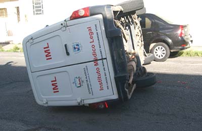 Rabecão do IML bate em táxi e capota em Ponta Grossa