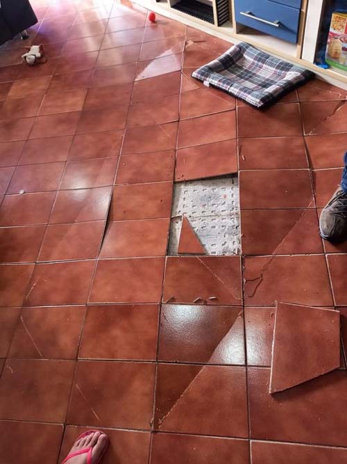 Rachadura em piso de apartamento assusta moradores do Farol 
