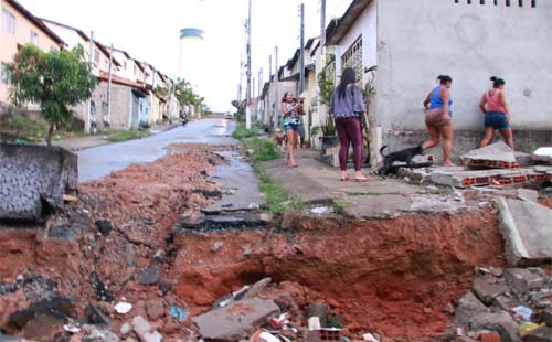 Rachaduras aumentam e preocupam moradores em Rio Novo