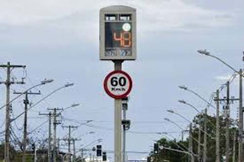 O ministro da Infraestrutura, Tarcísio de Freitas, disse hoje (15) que o governo vai instalar 1 mil radares para controle de velocidade nas rodovias administradas pela União. De acordo com o ministro, o número de radares faz parte de um acordo que o 