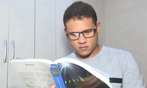 Jovem é aprovado em medicina após 28 tentativas e emociona com história de perseverança: ‘Ia conseguir’