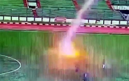 Jogador de futebol é atingido por raio em campo e morre