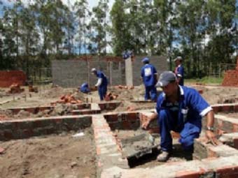 Prefeitos cobram do governo posição sobre casas