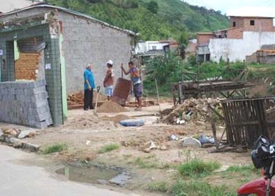 Em meio a lama das enchentes, políticos são criticados 