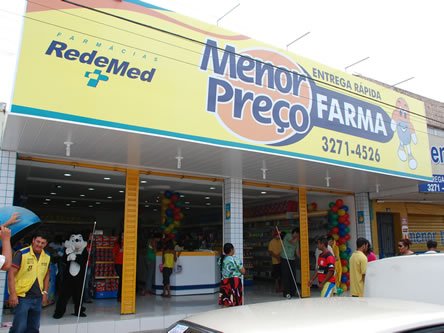 Bandidos armados agridem gerente durante assalto a drogaria no centro da cidade