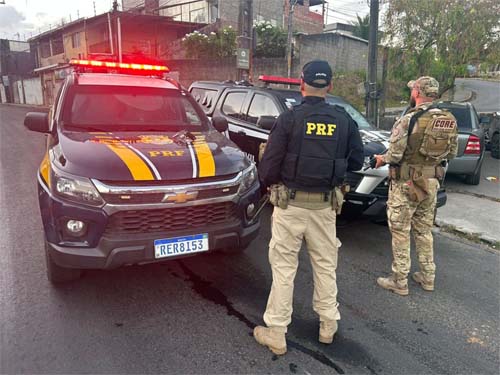 Reféns de assalto são resgatados na BR 408; polícias Rodoviária Federal e Civil apreendem arma e viatura falsa