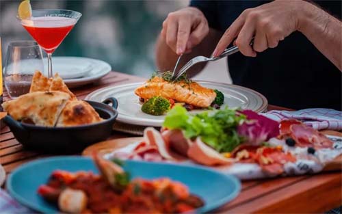 Setor de alimentação fora do lar impulsiona economia local com crescimento de empregos em AL