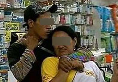 Homem invade supermercado e faz ex-esposa refém