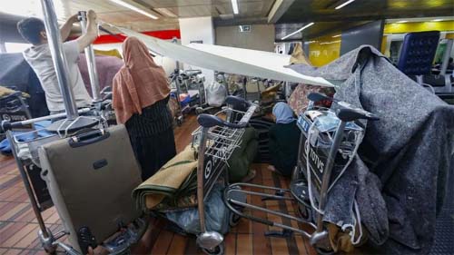 Refugiados acampados em aeroporto de SP enfrentam surto de sarna