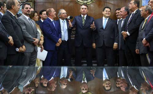 Guedes propõe congelar alta real do salário mínimo em crises, mas poupa carreiras de juízes e policiais