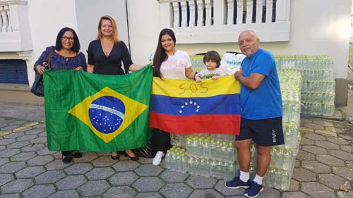 Refugiados venezuelanos fazem doações para vítimas do temporal no Rio