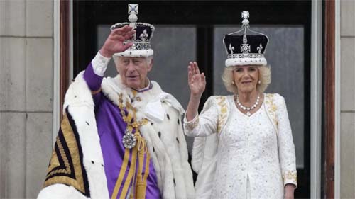 Em dia histórico, Charles III é coroado rei após 70 anos de espera