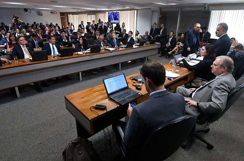 Reforma da Previdência: mais de 370 emendas apresentadas ao texto, com votação na quarta  