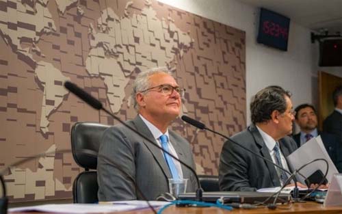 Renan é aclamado presidente da CRE e defende diplomacia brasileira