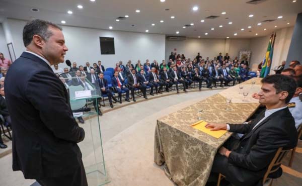 Renan Filho destaca avanços da Segurança Pública em posse do superintendente da PF