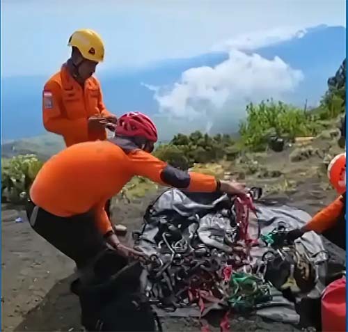 Corpo de brasileira que caiu em vulcão é resgatado na Indonésia