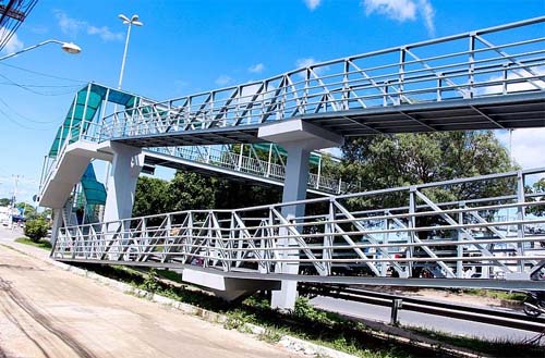 Retirada de passarela fecha trecho da Av. Durval de Góes Monteiro, no domingo (18)