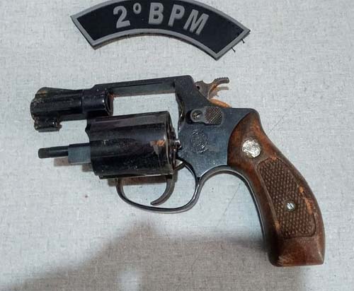 Suspeito de homicídio se esconde com arma em mata fechada, mas é localizado e preso em Ibateguara