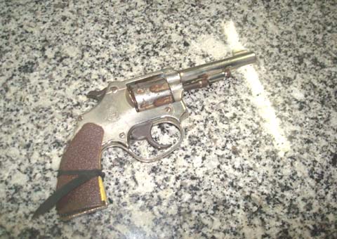 Homem empresta arma a menor para atentar contra a vida do pai 