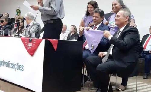 Senador Renan é recebido com aplausos por dirigentes do PT