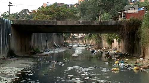 Principal causa de poluição da água, falta de coleta de esgoto atinge 83% dos alagoanos e ameaça saúde e turismo