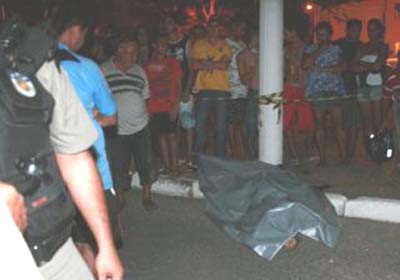 Motoqueiro colide com poste, quebra o pescoço e morre