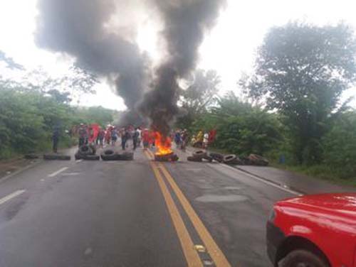 Trabalhadores rurais interditam a BR-104 em União dos Palmares