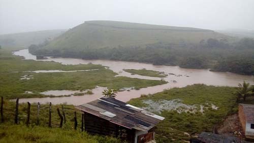 Rio Jacuípe está quatro metros acima do nível e ameaça transbordar